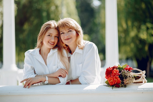 Madre con hija en un parque de verano