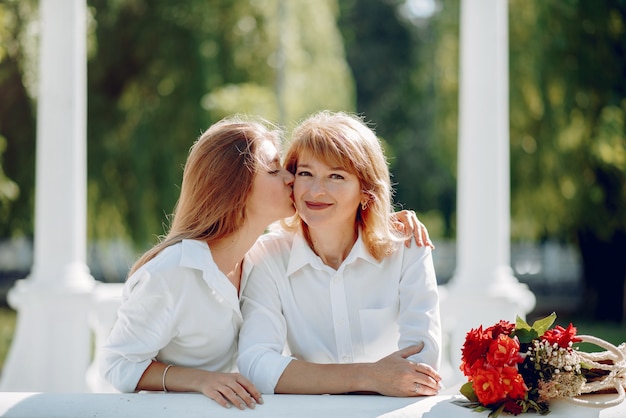 Madre con hija en un parque de verano