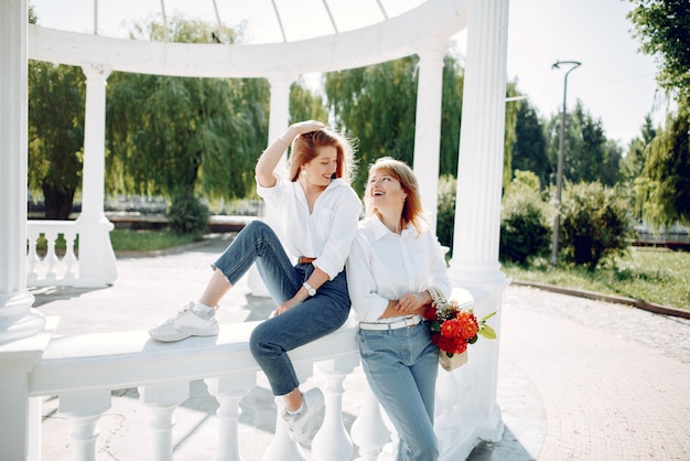 Madre con hija en un parque de verano