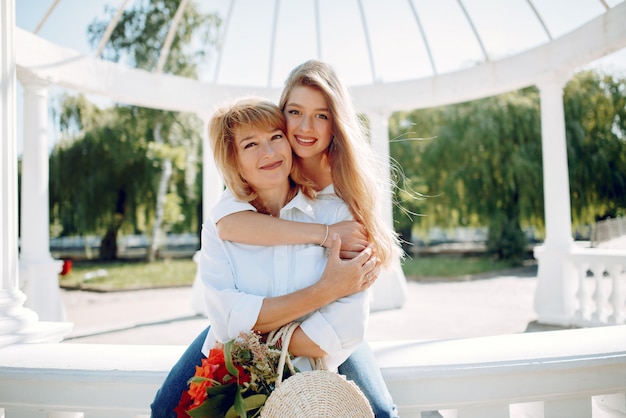 Madre con hija en un parque de verano