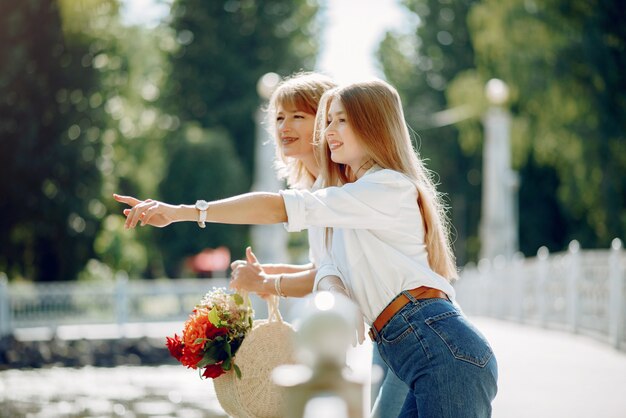 Madre con hija en un parque de verano