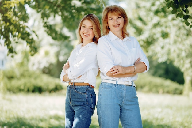 Foto gratuita madre con hija en un parque de verano