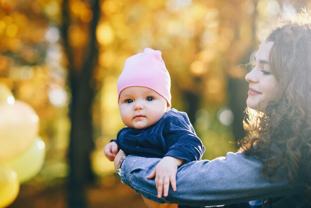 Madre con hija en un parque