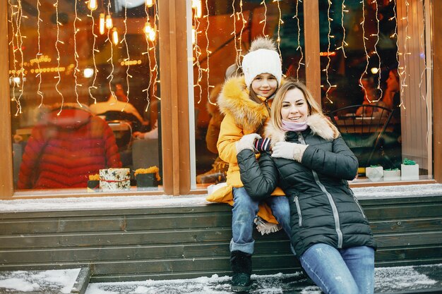 Madre con hija en un parque