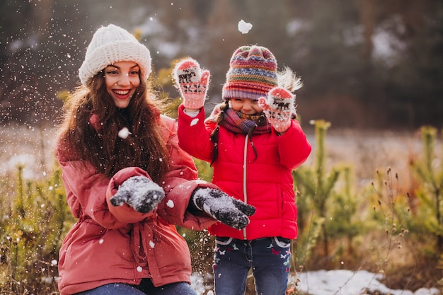 Foto gratuita madre con hija pequeña en un bosque de invierno