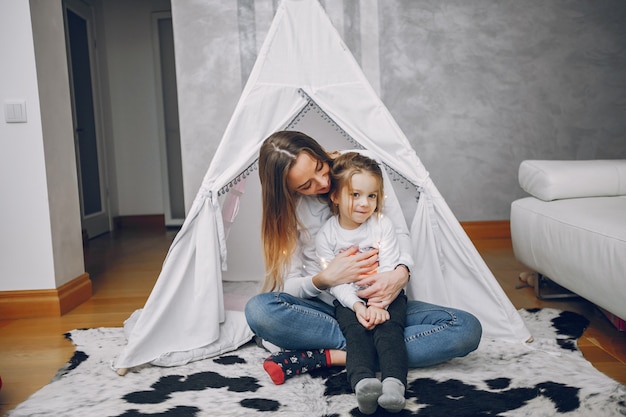 Madre con hija pequeña en casa