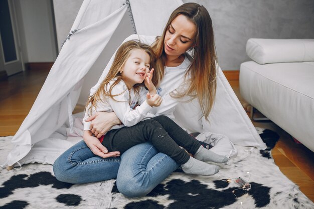 Madre con hija pequeña en casa