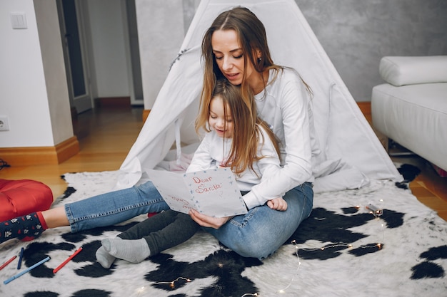 Madre con hija pequeña en casa