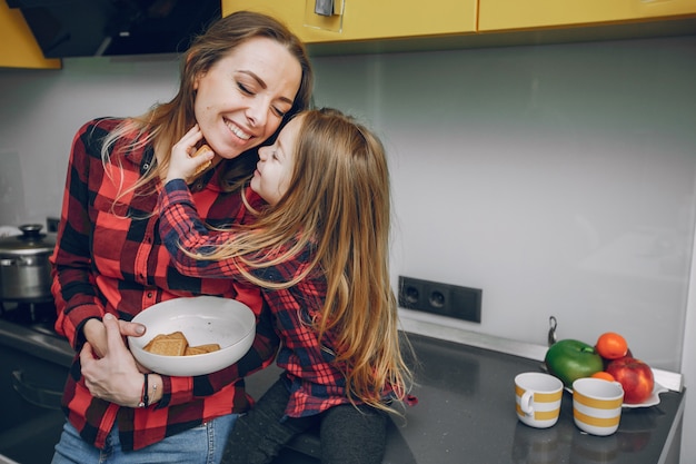 Foto gratuita madre con hija pequeña en casa