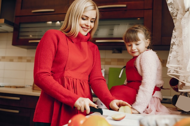 Madre con hija pequeña en casa