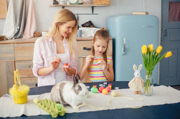 Madre con hija pequeña en una cocina