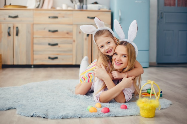 Madre con hija pequeña en una cocina