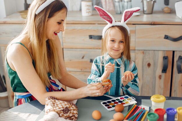 Madre con hija pequeña en una cocina