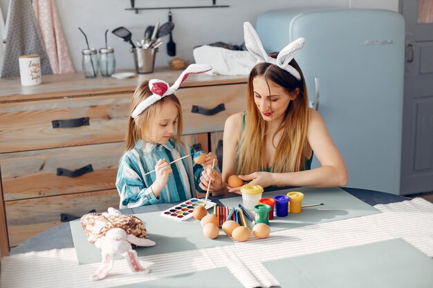 Madre con hija pequeña en una cocina