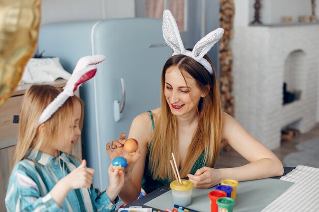 Madre con hija pequeña en una cocina