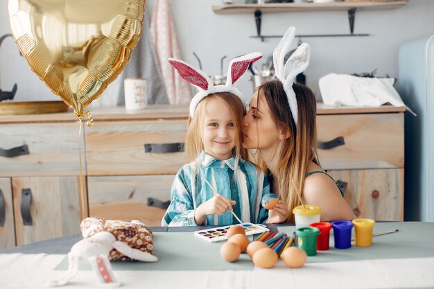 Madre con hija pequeña en una cocina