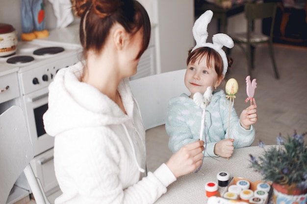 Madre con hija pequeña en una cocina