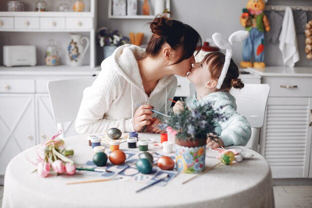 Madre con hija pequeña en una cocina