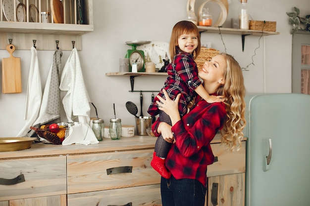 Madre con hija pequeña en una cocina