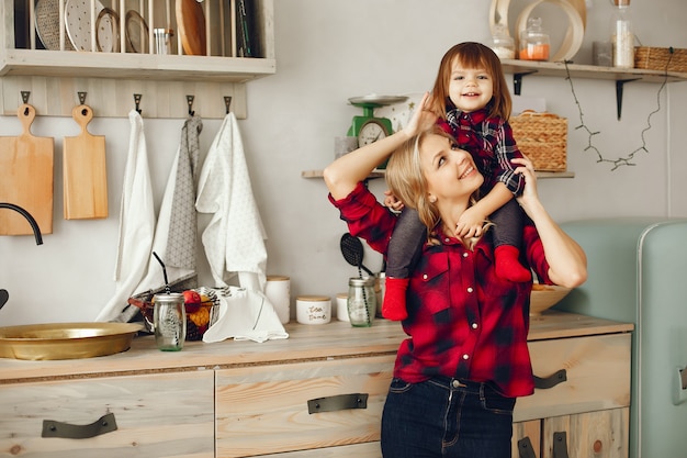 Madre con hija pequeña en una cocina