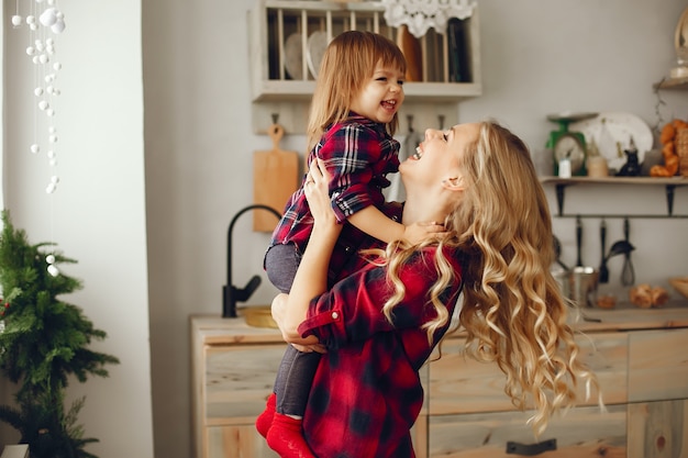 Madre con hija pequeña en una cocina