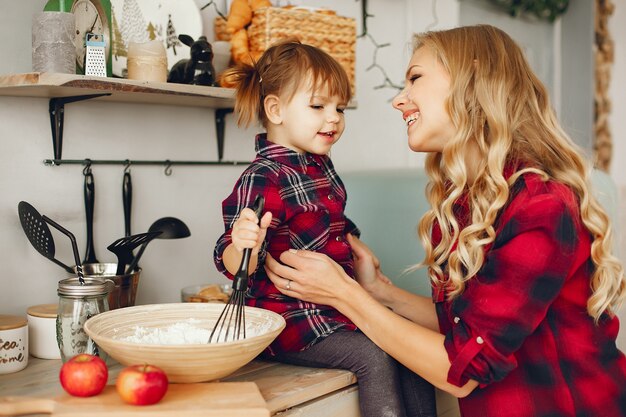 Madre con hija pequeña en una cocina