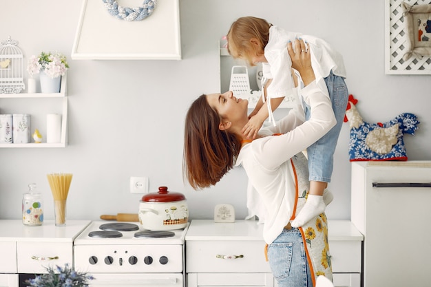 Foto gratuita madre con hija pequeña cocinando en casa