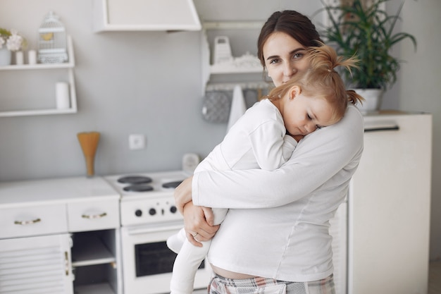 Madre con hija pequeña divirtiéndose en casa