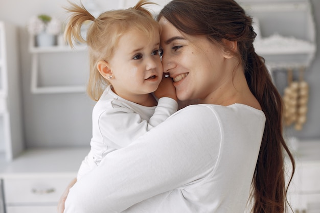 Madre con hija pequeña divirtiéndose en casa