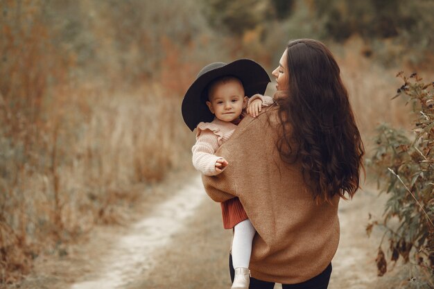 Madre con hija pequeña jugando en un campo