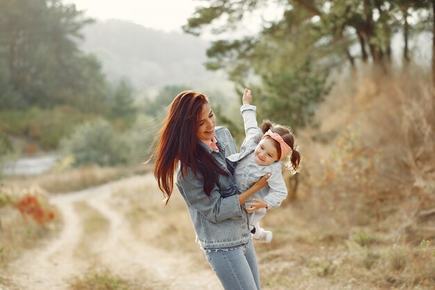 Madre con hija pequeña jugando en un campo