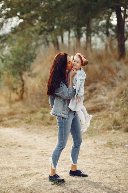 Madre con hija pequeña jugando en un campo