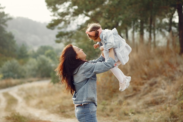 Madre con hija pequeña jugando en un campo