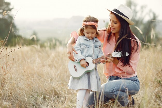 Madre con hija pequeña jugando en un campo