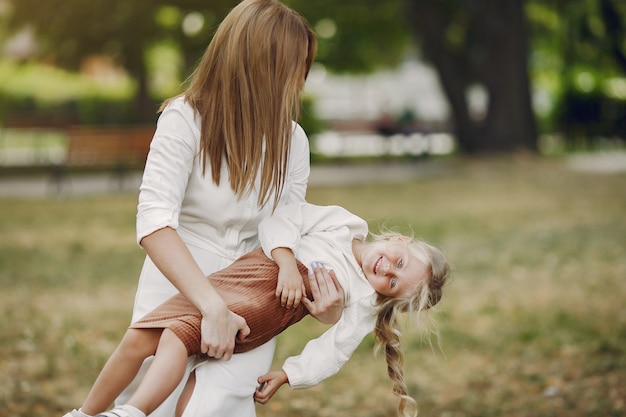 Madre con hija pequeña jugando en un parque de verano