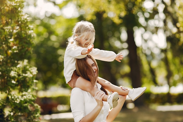 Madre con hija pequeña jugando en un parque de verano