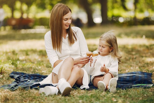 Madre con hija pequeña jugando en un parque de verano