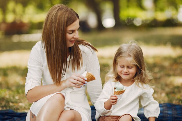 Madre con hija pequeña jugando en un parque de verano