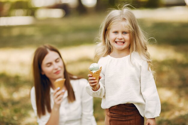 Madre con hija pequeña jugando en un parque de verano