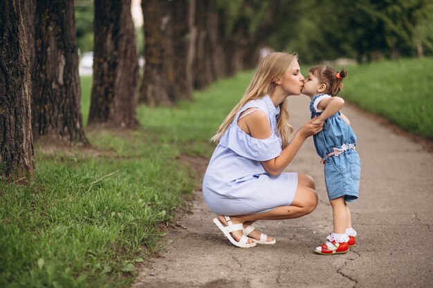 Madre con hija pequeña en el parque