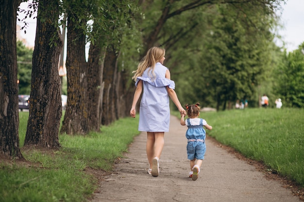 Madre con hija pequeña en el parque