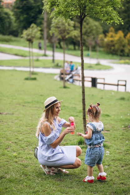 Foto gratuita madre con hija pequeña en el parque