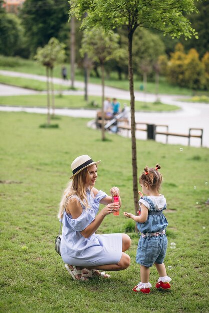 Madre con hija pequeña en el parque