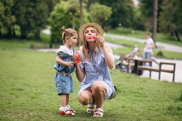 Madre con hija pequeña en el parque