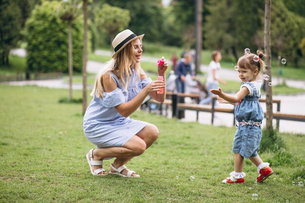 Madre con hija pequeña en el parque