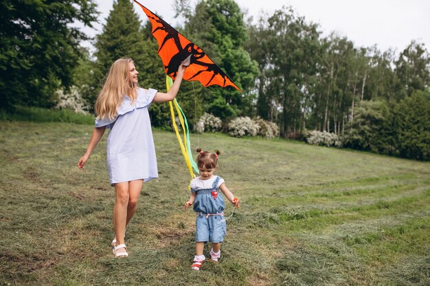 Madre con hija pequeña en el parque