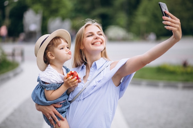 Madre con hija pequeña en el parque