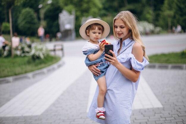 Madre con hija pequeña en el parque