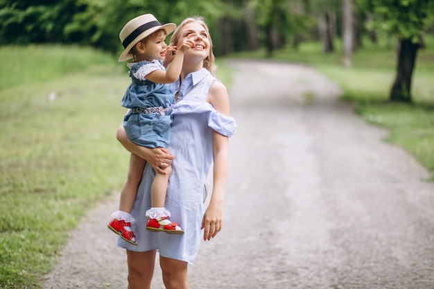 Madre con hija pequeña en el parque