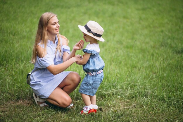 Madre con hija pequeña en el parque